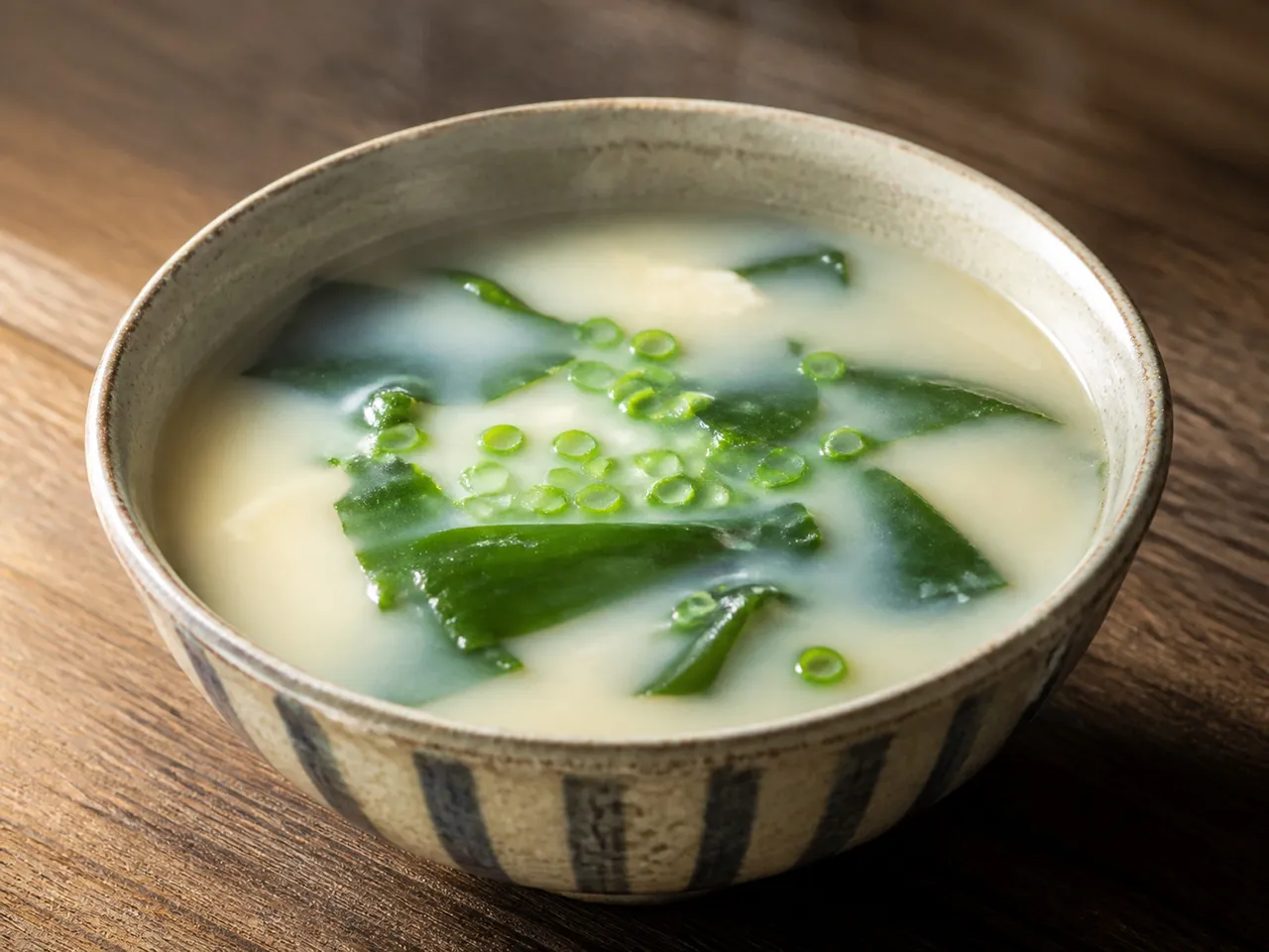 白味噌裙带菜豆乳汤成品